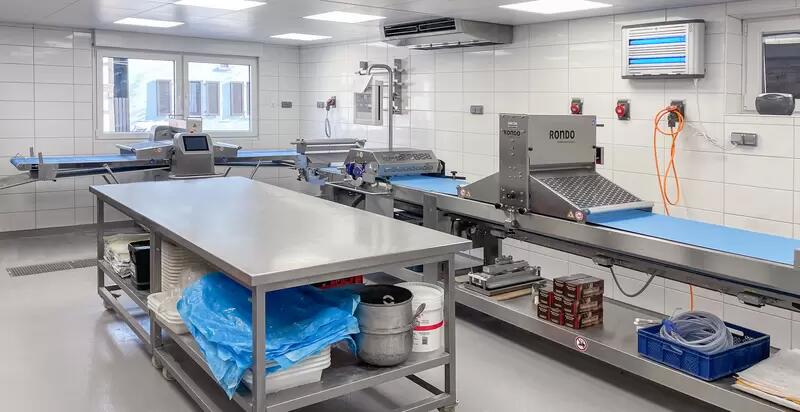 RONDO Backstube mit Maschine und Linie von RONDO